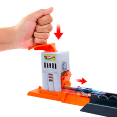 Hot Wheels City Gorilla Slam Attack Playset with 1:64 Scale Car