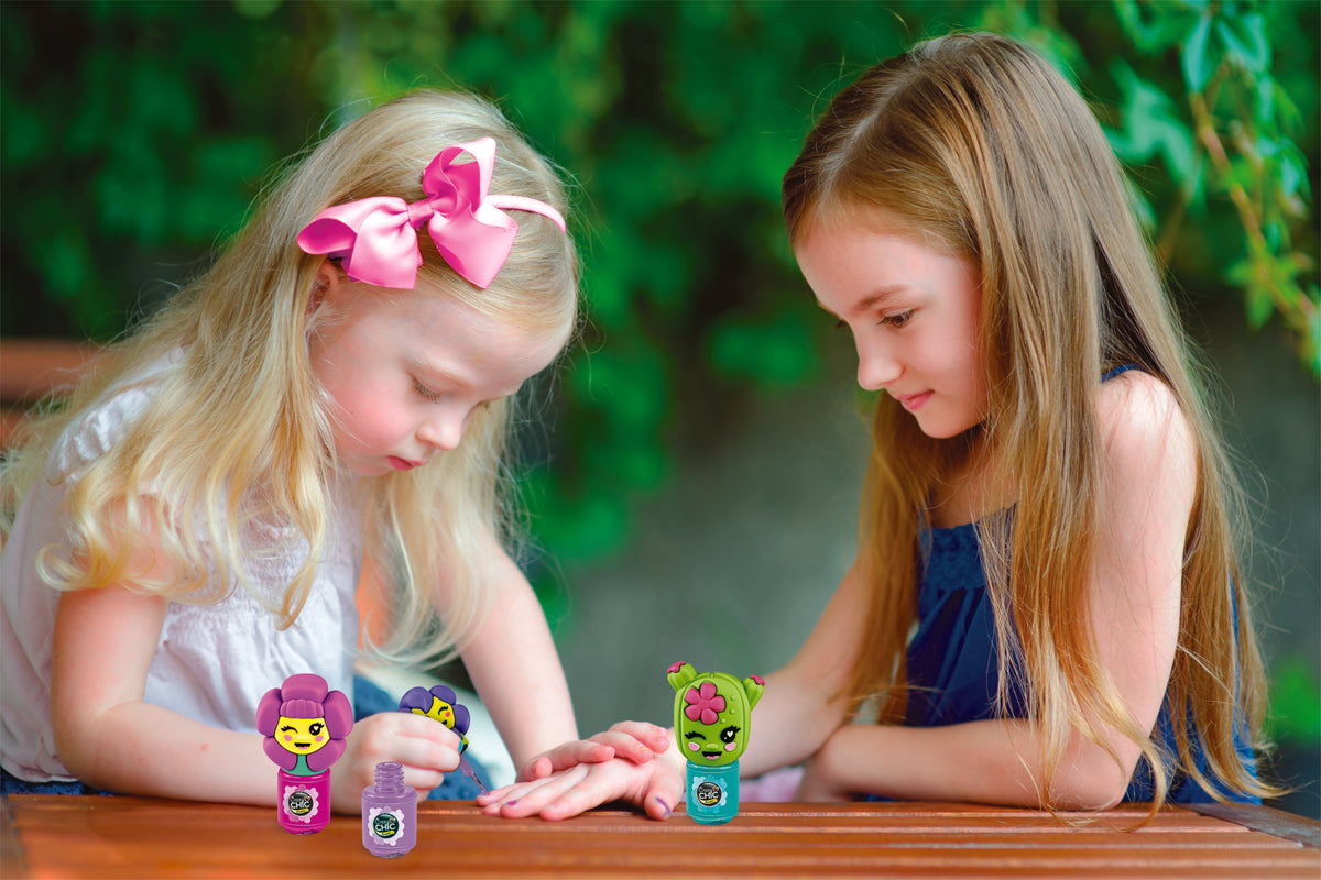 Clementoni Crazy Chic Nail Polish Activity Kit - Creative Nail Art & Beauty Assortment Play Set for Kids