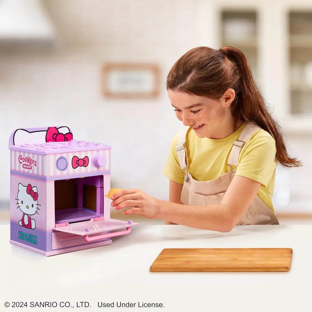 Cookeez Makery Hello Kitty Oven Treatz B/O