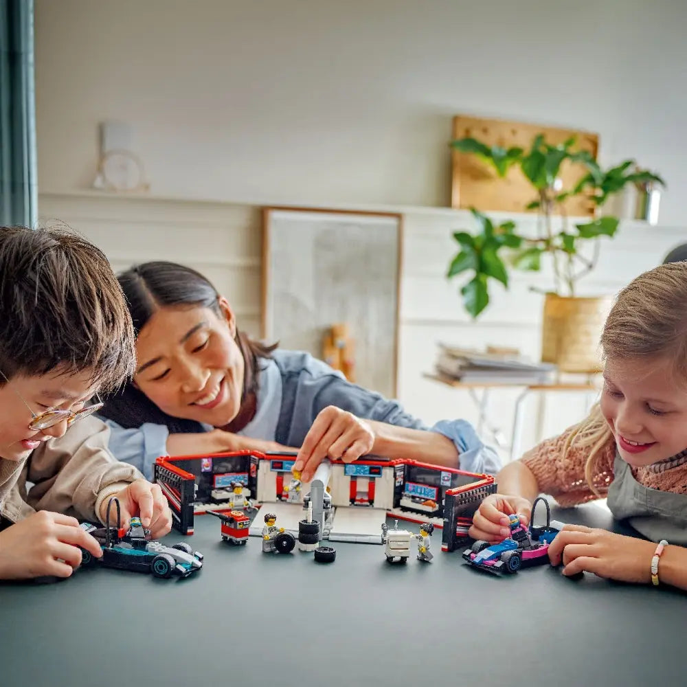 Lego F1 Garage & Mercedes AMG & Alpine Cars