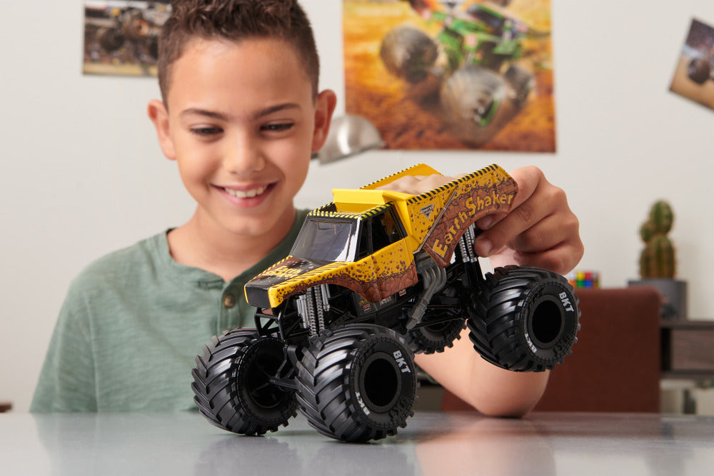 Monster Jam 1:24 Scale Collector Die-Cast Monster Truck Assorted Designs, Collectible Toy Vehicle for Kids