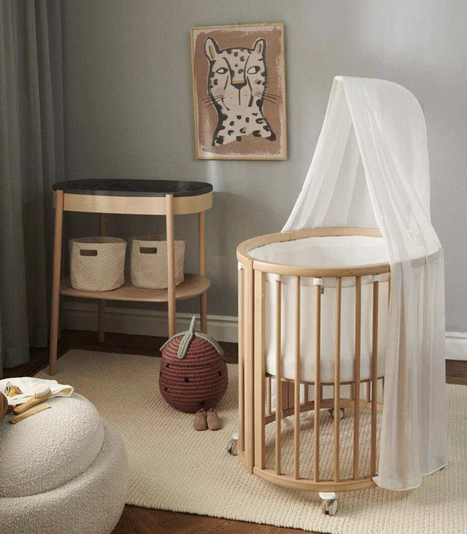 Stokke Sleepi Mini Natural with Mattress and White Fitted Sheet Bundle