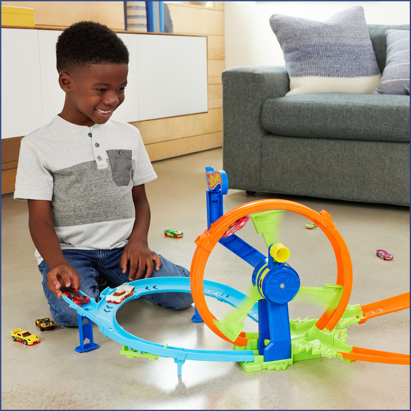 Hot Wheels Rapid Launch & Loop Car Track with 1:64 Scale Playset Vehicle for Kids